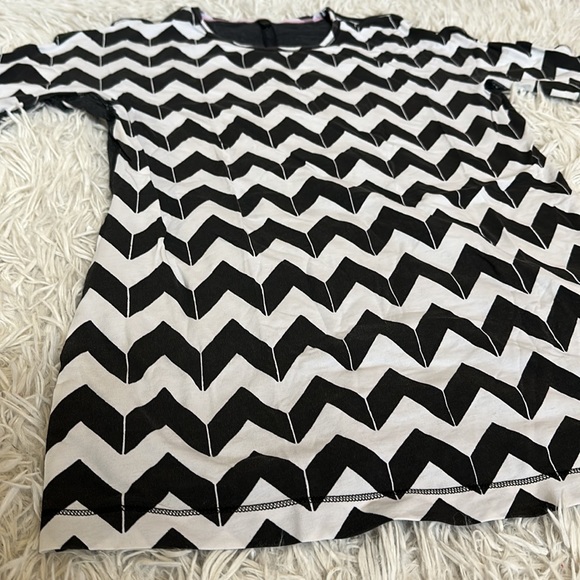 Lululemon Devotion Short Sleeve Tee in Arrow Chevron White Black/Heathered Black - Picture 2 of 4